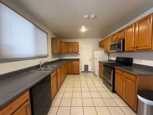 Foto del edificio - Excellent Location! 4Bed 2Bath Wood Floori...