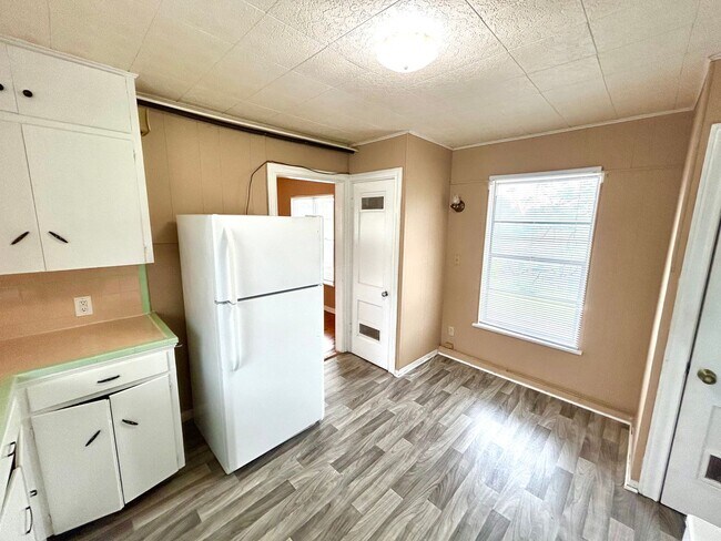 Building Photo - **COMING SOON** Lovely 2 Bedroom / 1 Bath ...