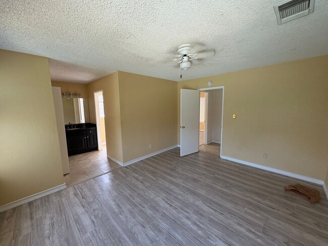 Building Photo - SW Visalia Home with Pool Available Now!