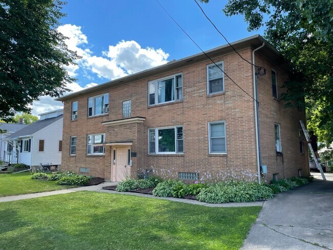 Building Photo - 3137 Milwaukee St