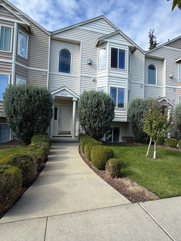 Foto principal - 2 Bedroom 2.5 bath townhouse w/ bonus room & Garage in Pasco