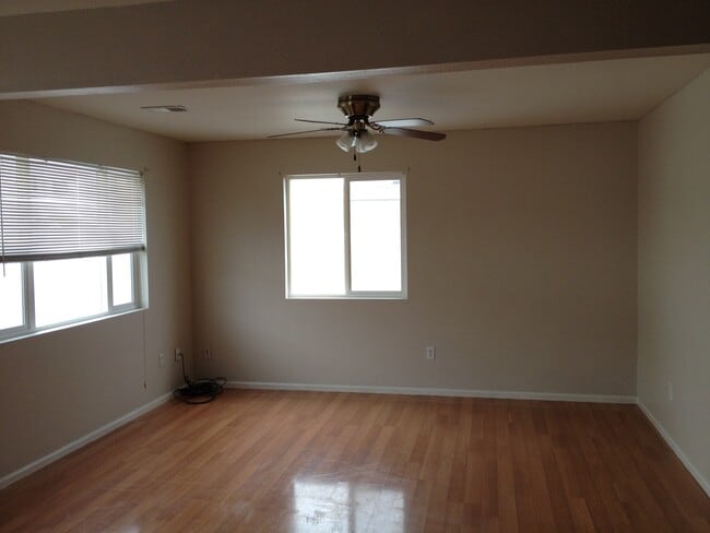 Foto del edificio - 3 BEDROOM, 2.5 BATH TOWNHOUSE WITH 2 CAR ATTACHED GARAGE