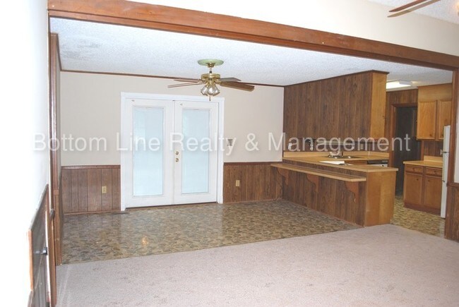 Foto del edificio - 705 Mapleleaf Ln