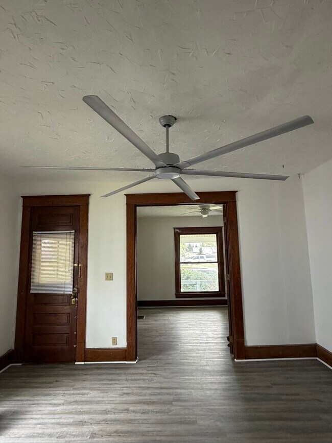 Building Photo - 633 S Apperson Way