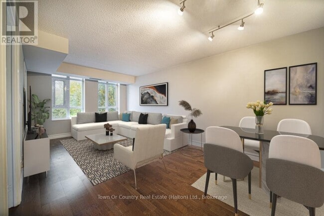 Photo du bâtiment - 900 Mt Pleasant Rd