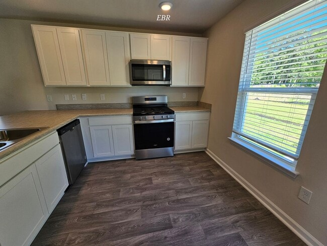Building Photo - Pet Friendly - Move In Ready
