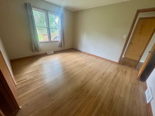 Foto del edificio - Charming 3-Bed Ranch in Parma FOR RENT!