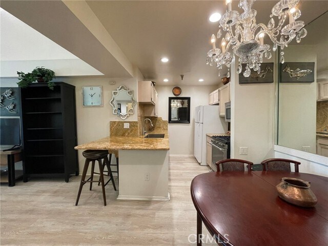 Foto del edificio - 10960 Ashton Ave