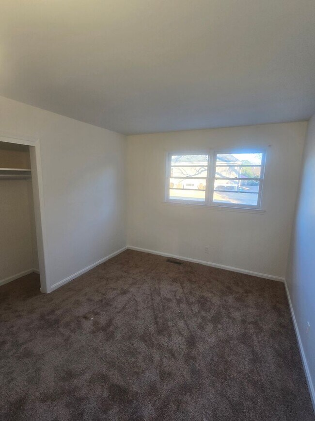 Foto del edificio - Spacious and affordable