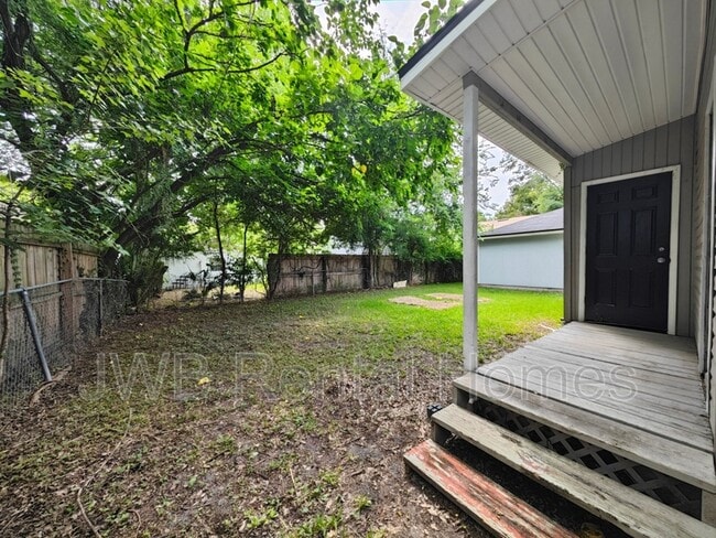 Building Photo - 653 Melba St