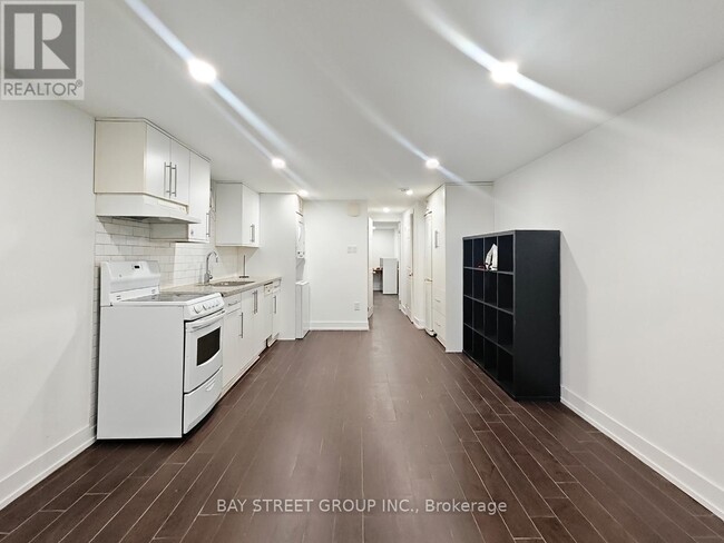 Photo du bâtiment - 859 1/2 Bathurst St