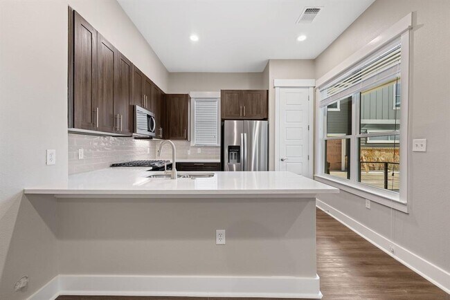 Foto del edificio - 1700 Cedar Bend Dr