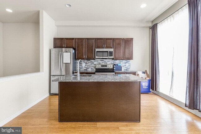 Building Photo - 2422 Frankford Ave