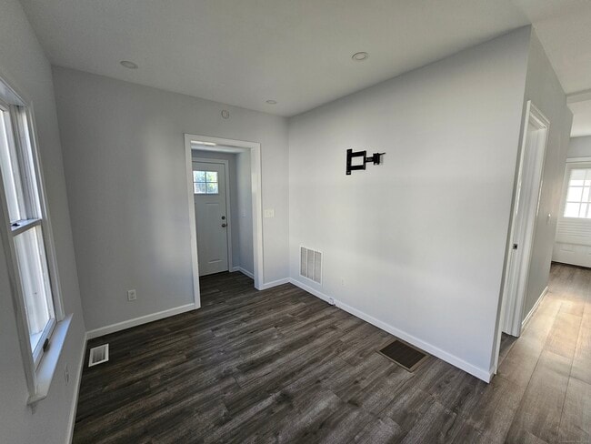 Building Photo - 619 Birdseye St