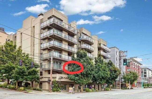 Building Photo - 1550 Eastlake Ave E