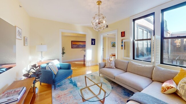 Foto del edificio - Top Floor Fully Furnished 1,000 Square Foot One Bedroom Plus Den in Kalorama