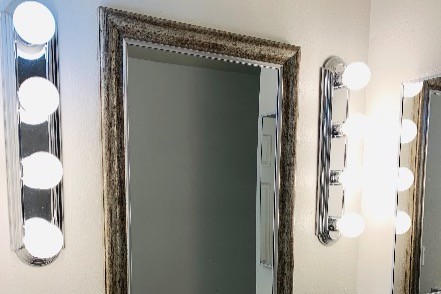 Tocador de baño con iluminación - 9302 Redmond-Woodinville Rd NE