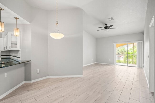 Building Photo - Fully renovated 2 bedrooms 2 baths Condo i...
