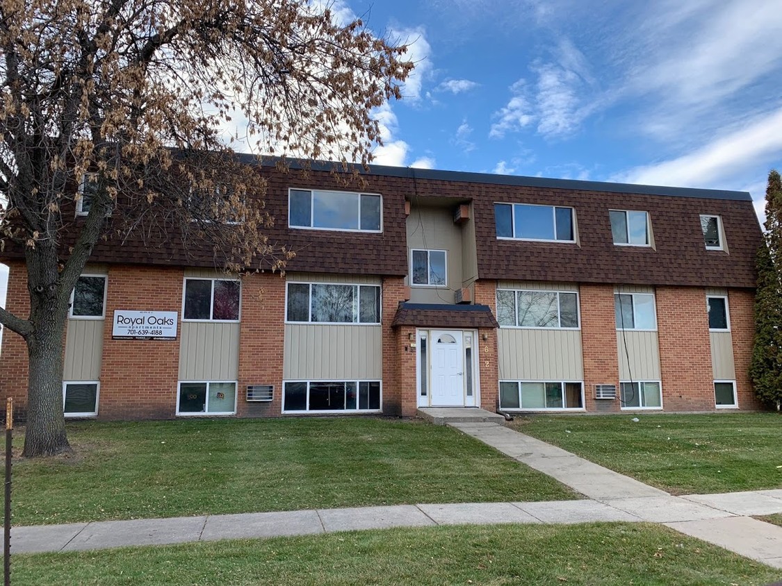 Primary Photo - Royal Oaks 1