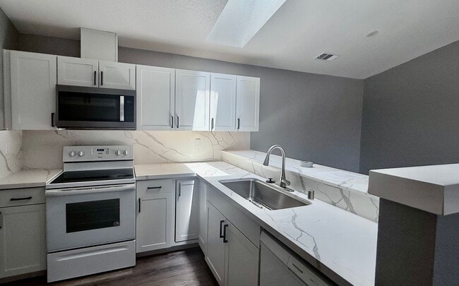 Building Photo - Cozy 2 Bedroom 2 Bath Townhome