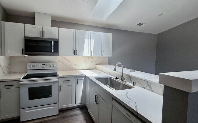 Foto del edificio - Cozy 2 Bedroom 2 Bath Townhome