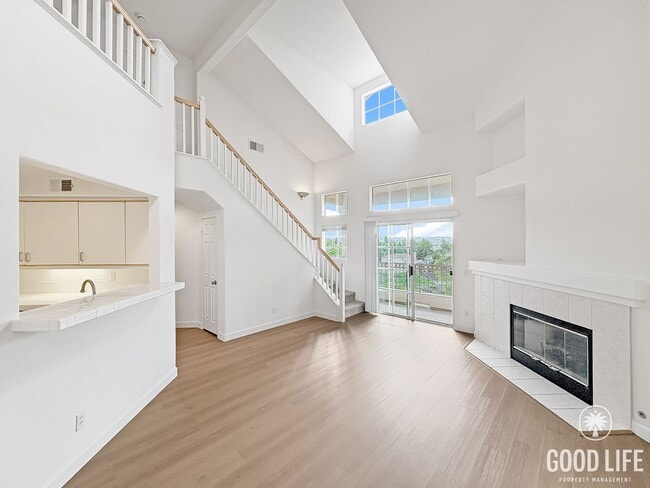 Building Photo - Modern comfort meets coastal living in thi...