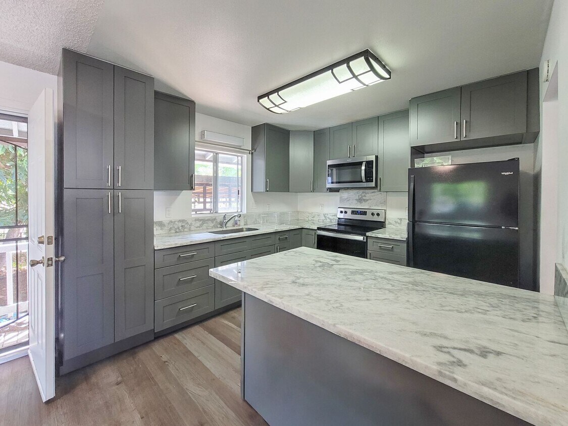 Foto principal - 3BR / 2Bath / 3Pkg - Home in Aiea!