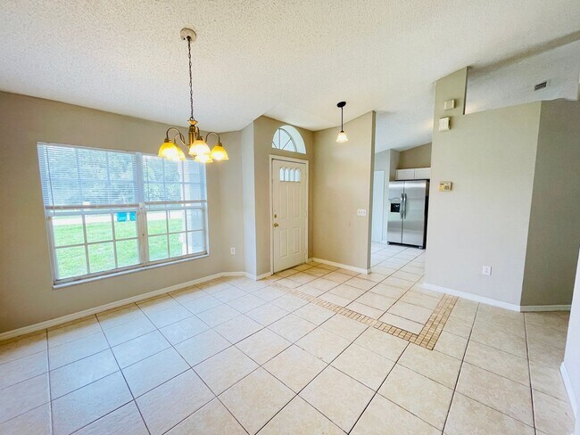 Foto del edificio - Single-Family Deltona Home with Pool Avail...