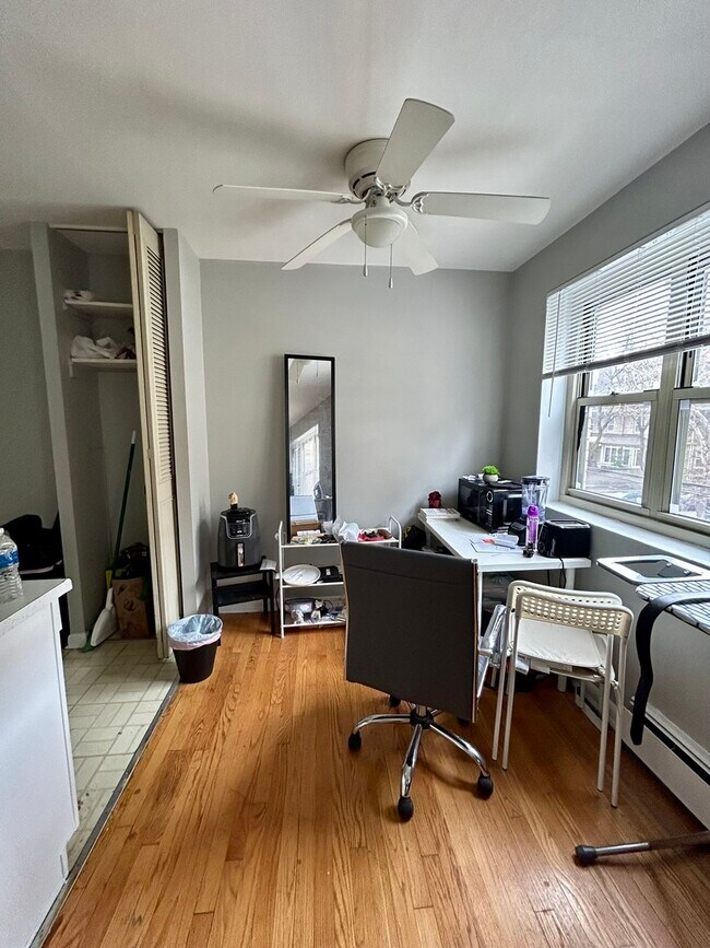Foto del edificio - 452 W Oakdale Ave