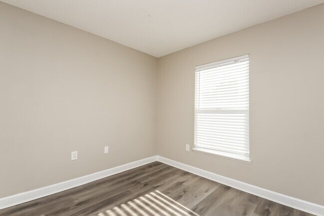 Foto del edificio - 341 Chelmsford Ct