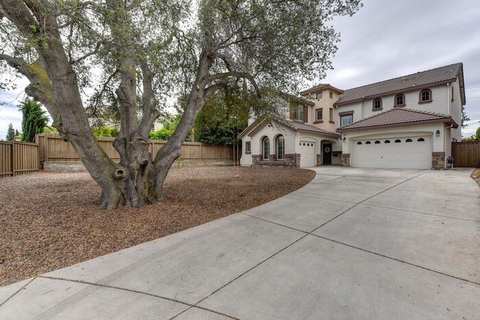 Primary Photo - 209 White Rabbit Ct