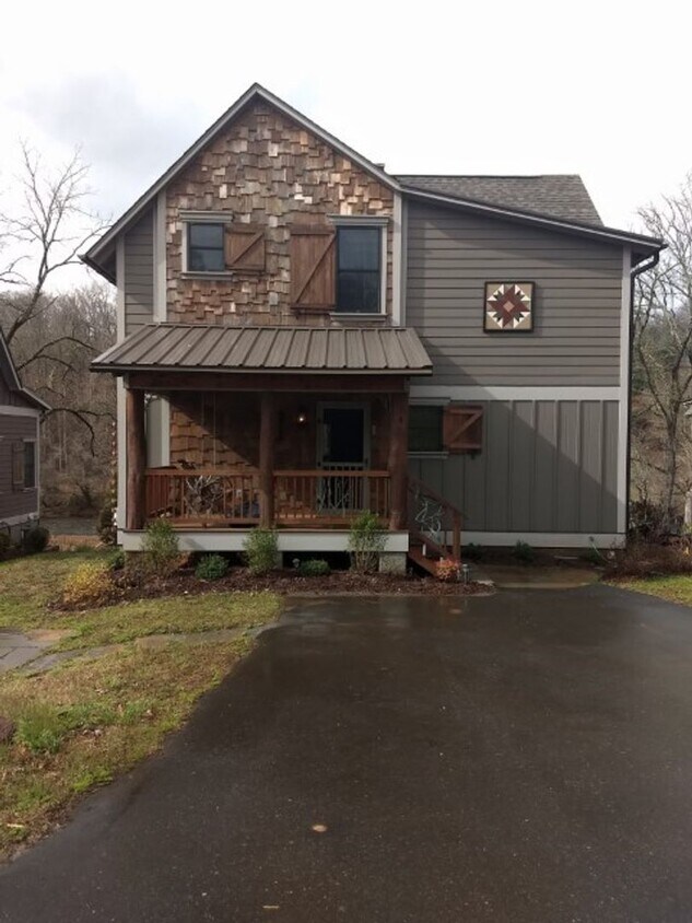 Foto principal - $2,150 - 3 Bedroom, 3 Bathroom Fully Furni...