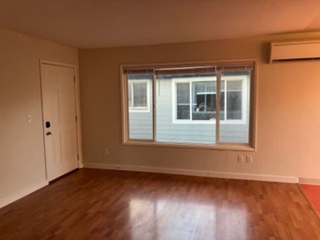 Building Photo - Comfortable 2-bed/1-bath upper apt in Cath...