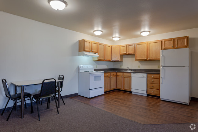 5HAB, 2BA - Pop Warner Apartments