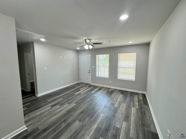 Building Photo - 507 Young Ave