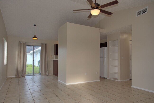 Building Photo - 2 bed/1.5 bath duplex off Semoran Blvd