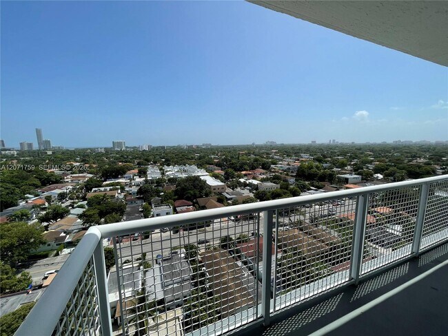 Foto del edificio - 900 SW 8th St