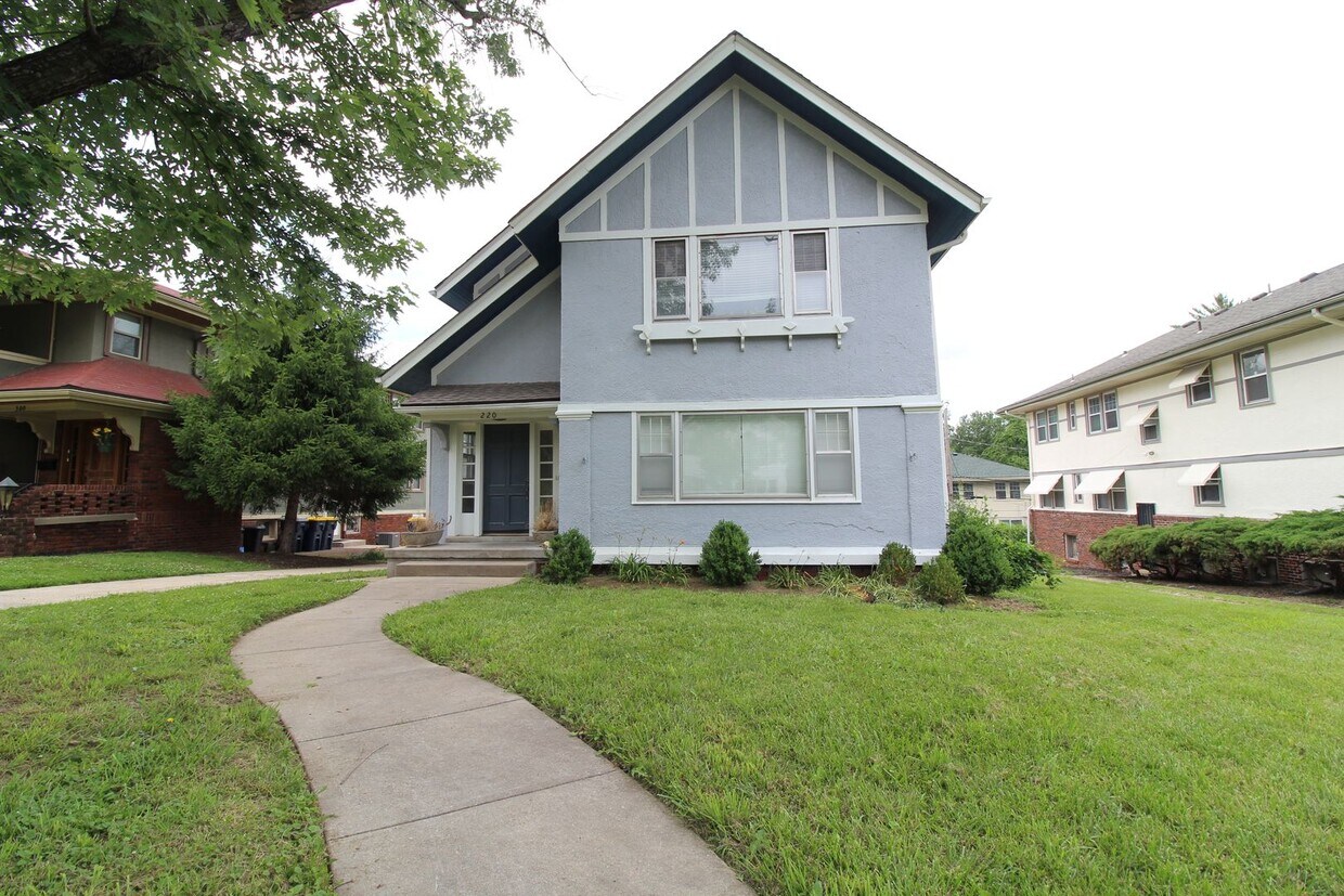 Foto principal - Remodeled 2 Bedroom 1 Bath Duplex Blocks F...