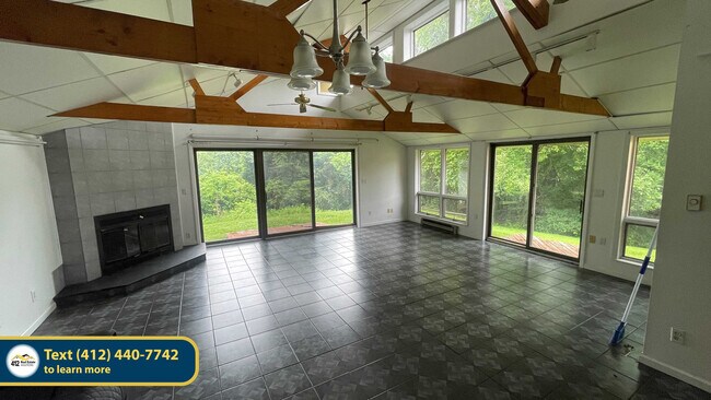 Foto del edificio - 523 Larix Rd