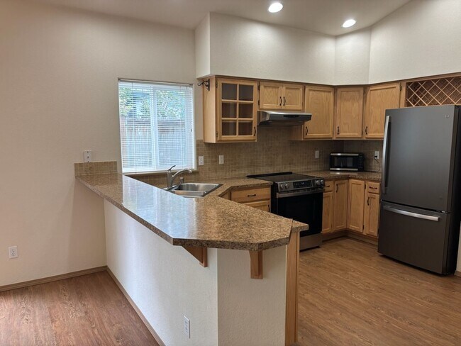 Foto del edificio - Beautiful 2 Bedroom, 2 Bath Bridlewood Ram...