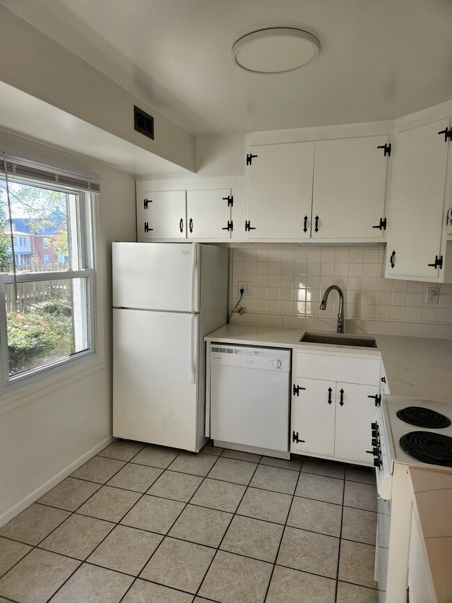 Building Photo - 133 Peyton St