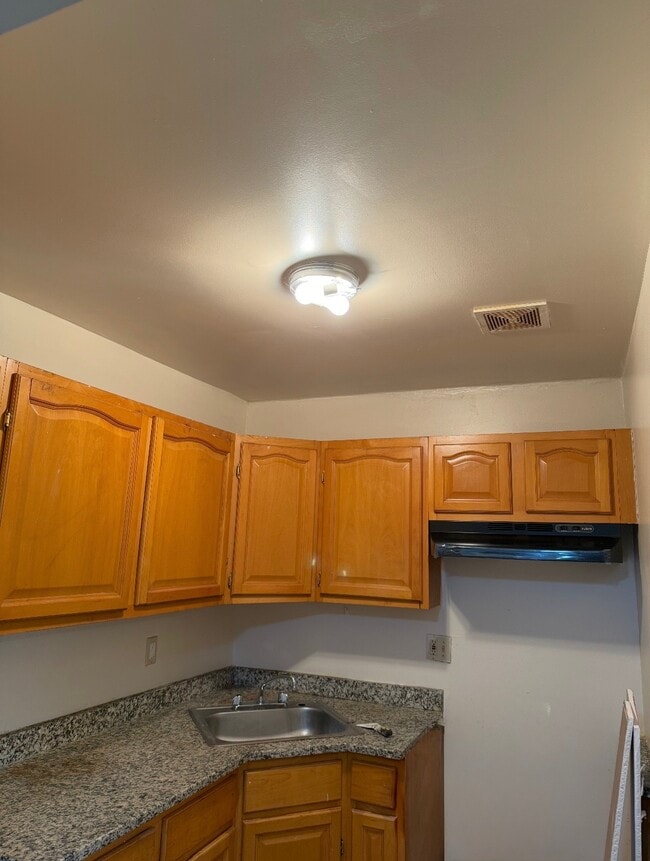 Foto del edificio - 22-92 Nameoke Ave