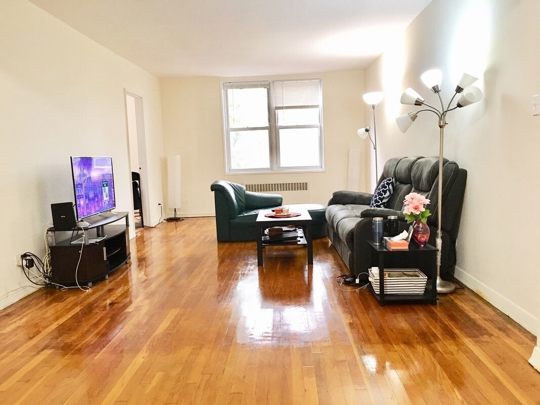 Foto principal - 55-05 Woodside Ave