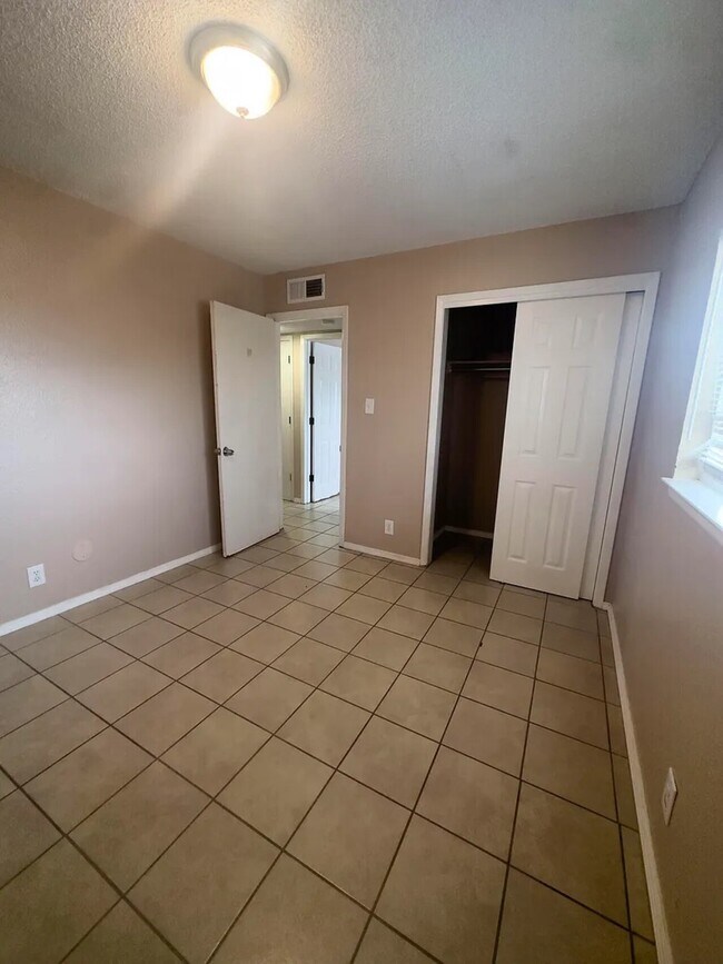 Building Photo - Albuquerque 4plex