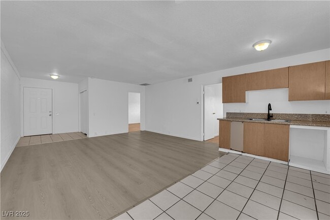Building Photo - 2908 E Poplar Ave