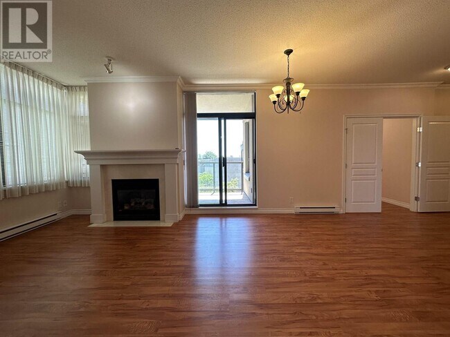 Photo du bâtiment - 588-588 W 45th Ave