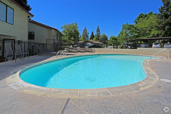 Piscina - Lakeview Apartments