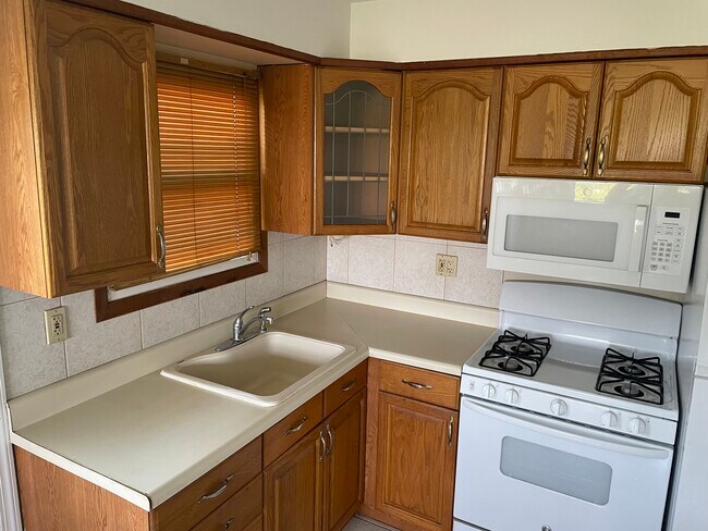 Kitchen - 29 Monroe Pl