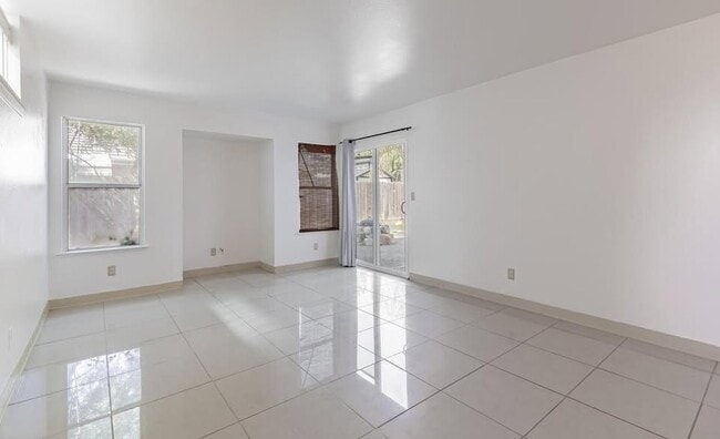 Foto del edificio - 2683 Mitchell Ave