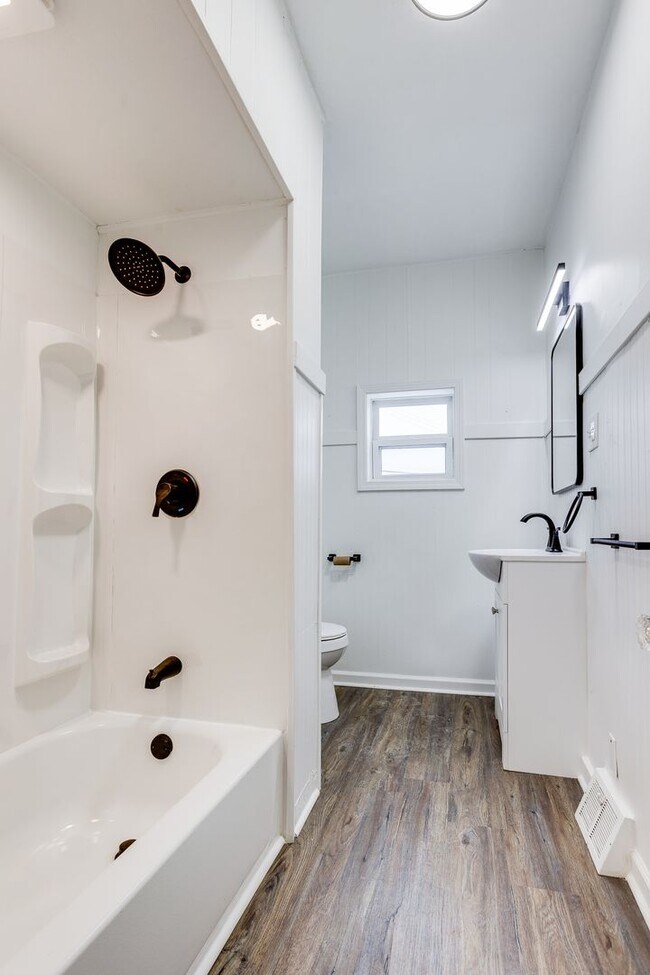 Foto del edificio - AVAILABLE NOW  - FULLY RENOVATED Spacious ...